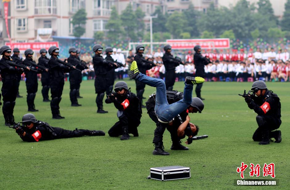 College in Chengdu holds 'Luxury' semester opening ceremony