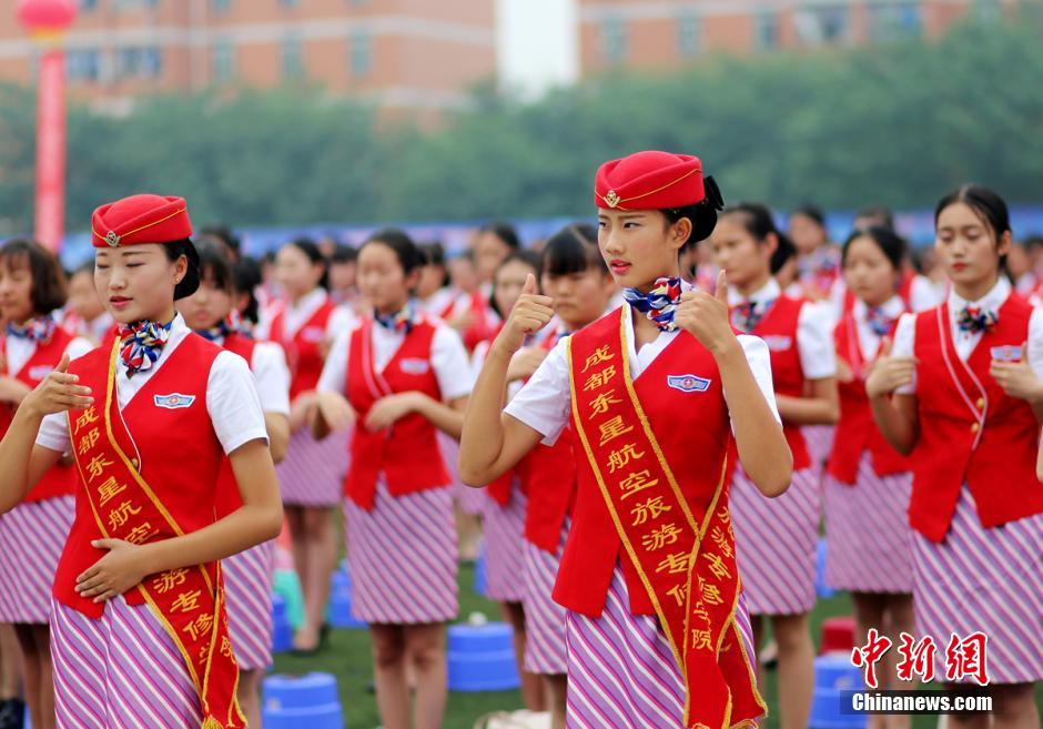 College in Chengdu holds 'Luxury' semester opening ceremony