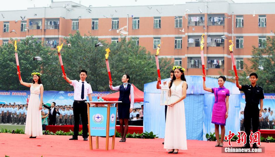 College in Chengdu holds 'Luxury' semester opening ceremony