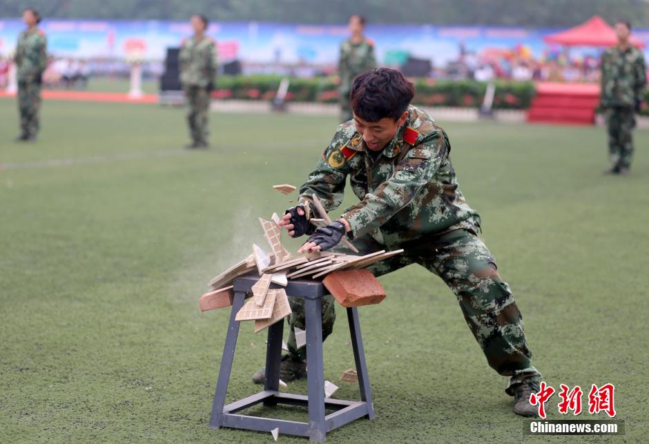 College in Chengdu holds 'Luxury' semester opening ceremony