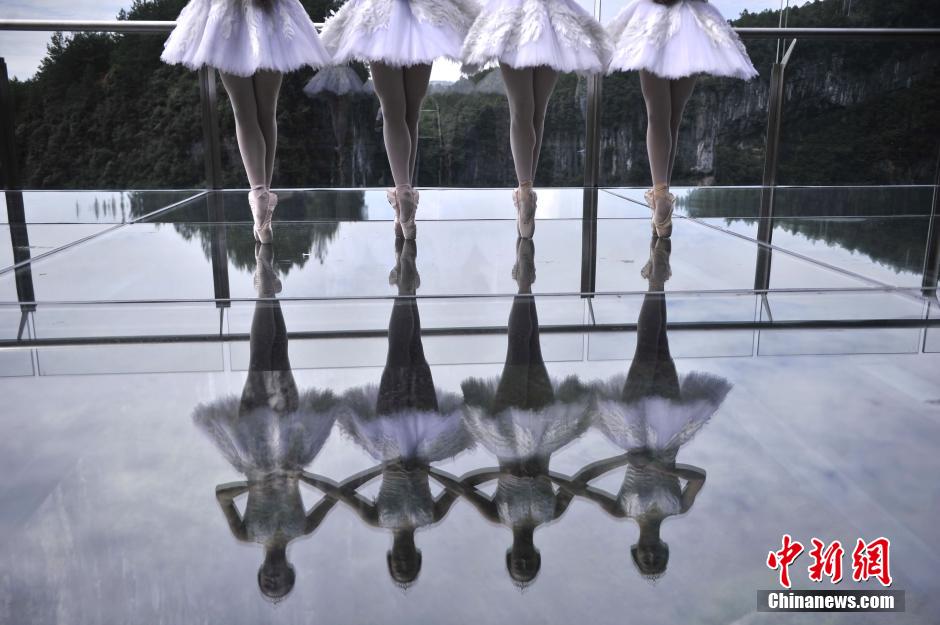 Wow! Ballet dancers perform on 280m-high glass platform