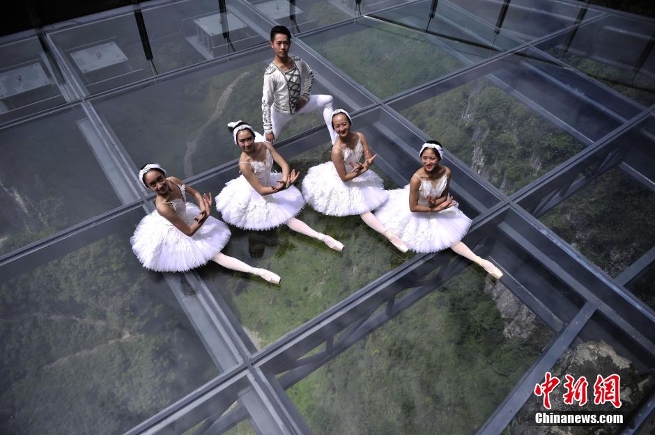 Wow! Ballet dancers perform on 280m-high glass platform