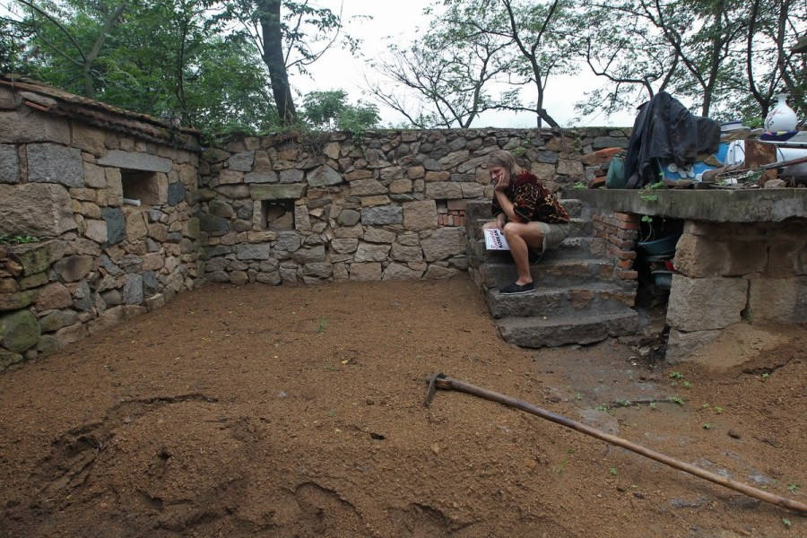 An American who goes into seclusion in E China village