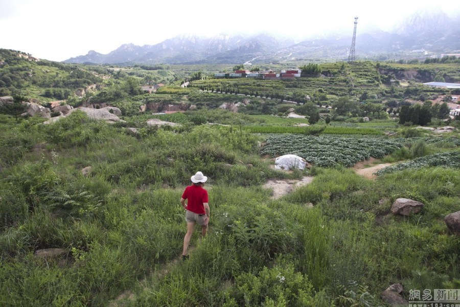 An American who goes into seclusion in E China village