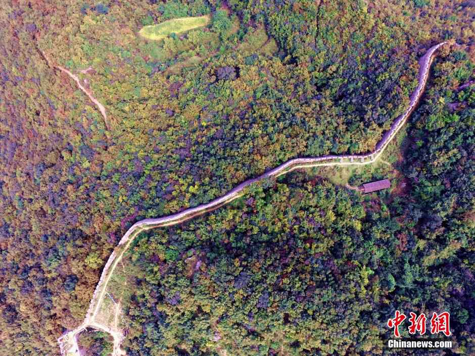 Winding ancient 'Great Wall' in Henan