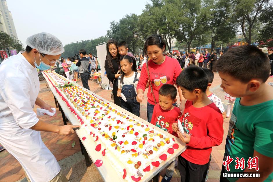 2,000 people share a 300kg cake in Anyang