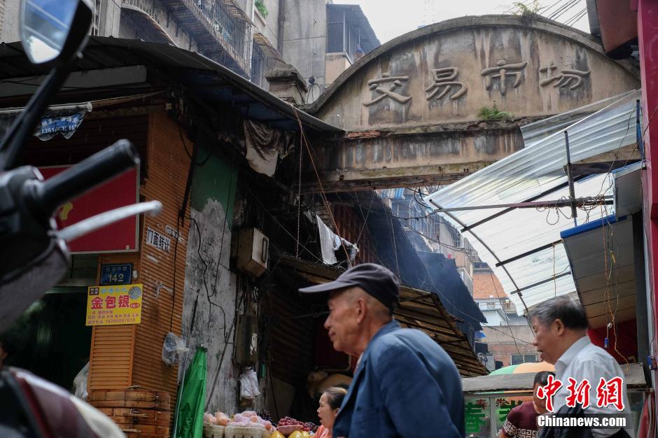 Seeking memory in a 40-year-old market street in SW China