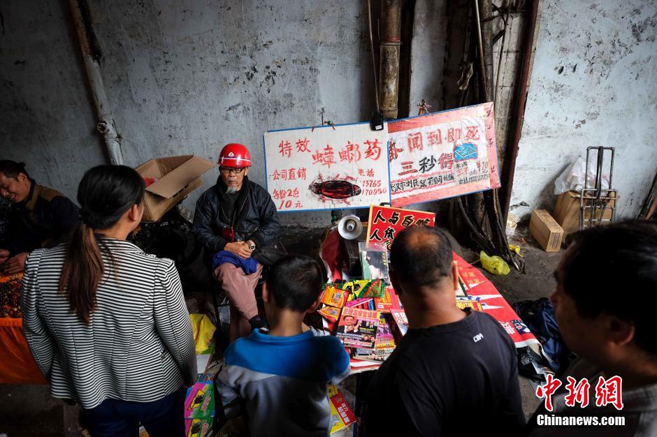 Seeking memory in a 40-year-old market street in SW China