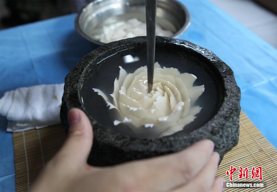 Have you seen calligraphy written by a kitchen knife?