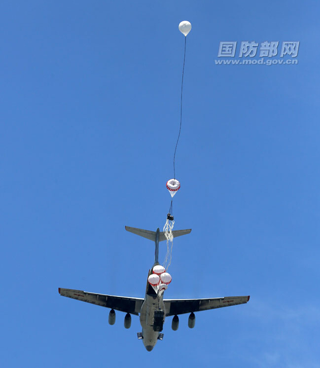 Cool training pictures of Chinese airborne troops