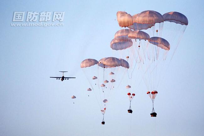 Cool training pictures of Chinese airborne troops