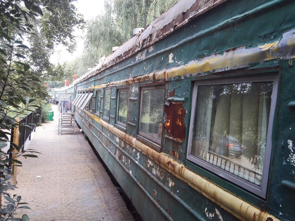 School in Zhengzhou transforms train cars into dormitory