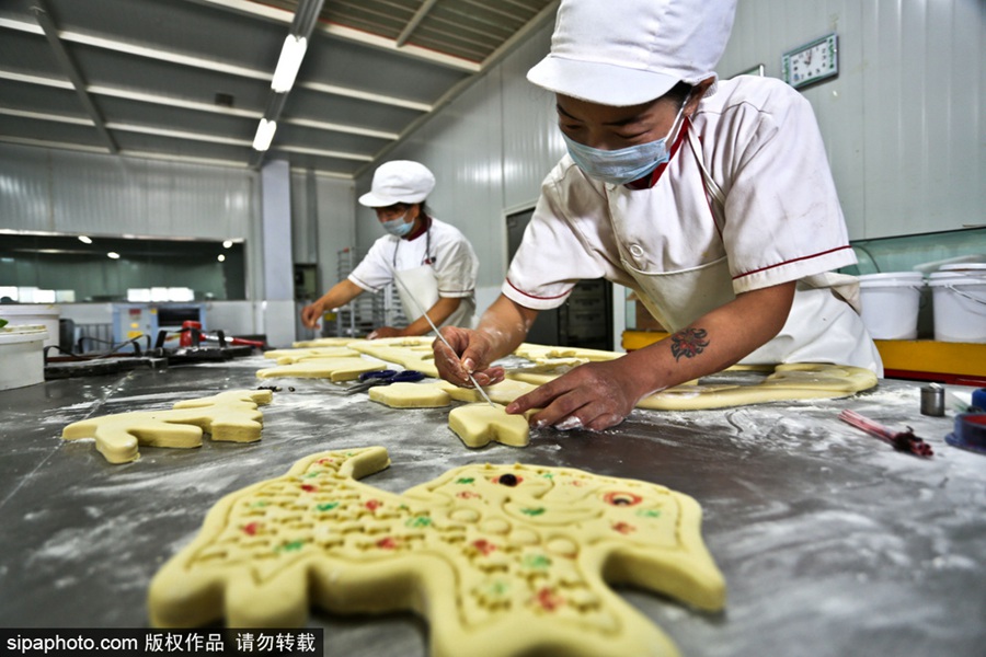 Traditional moon cakes with 1,000-year history 
ready for the festival