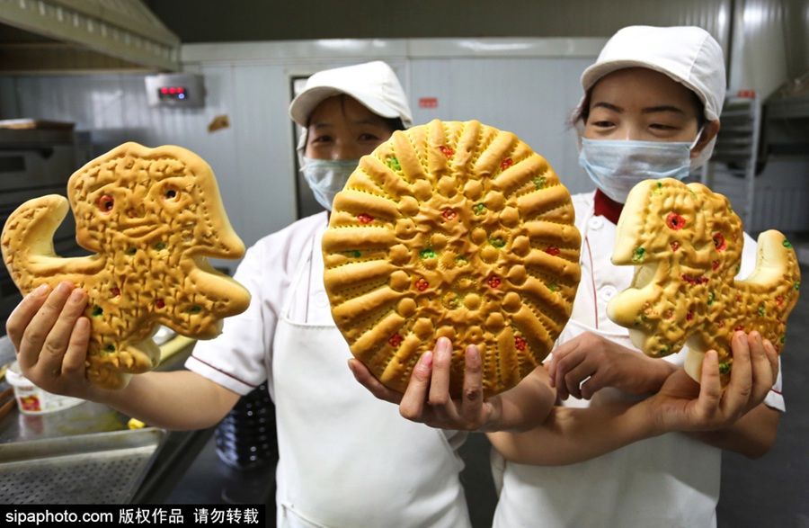 Traditional moon cakes with 1,000-year history 
ready for the festival