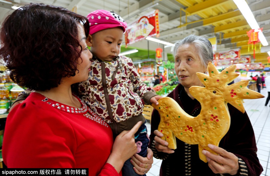 Traditional moon cakes with 1,000-year history 
ready for the festival