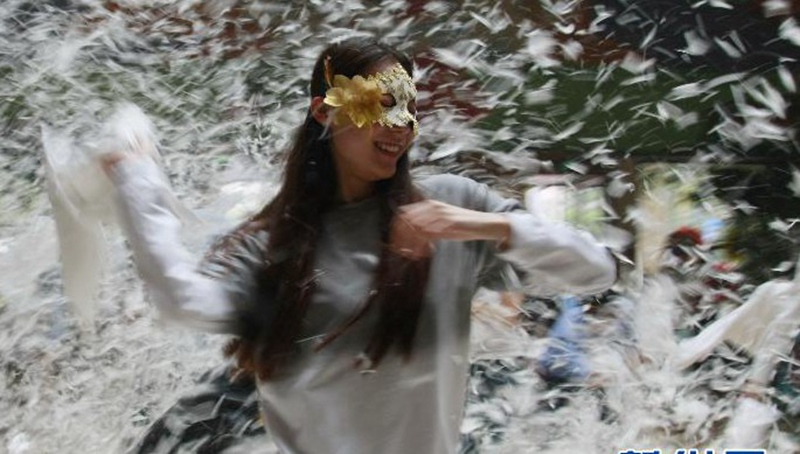 Workers of scenic spot in Hangzhou stage pillow fight