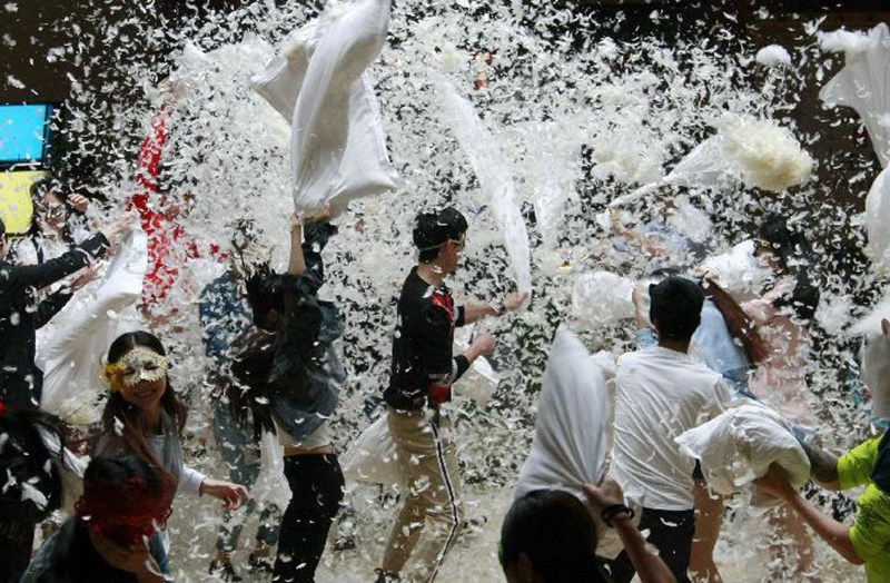 Workers of scenic spot in Hangzhou stage pillow fight