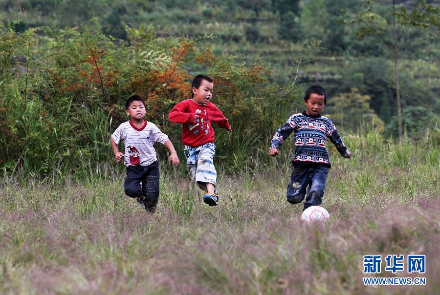 Football dreams of students in a primary school in mountainous area