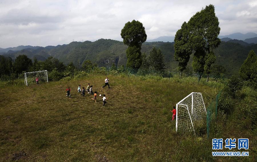 Football dreams of students in a primary school in mountainous area