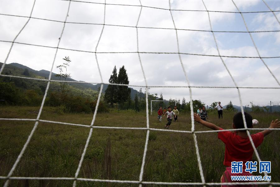 Football dreams of students in a primary school in mountainous area