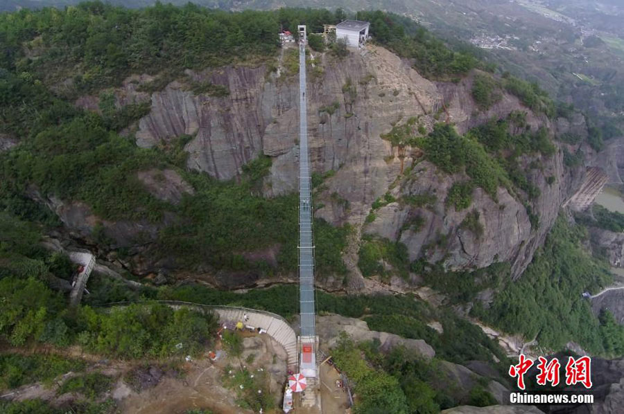 First Glass Suspension Bridge in China Opens to Visitors