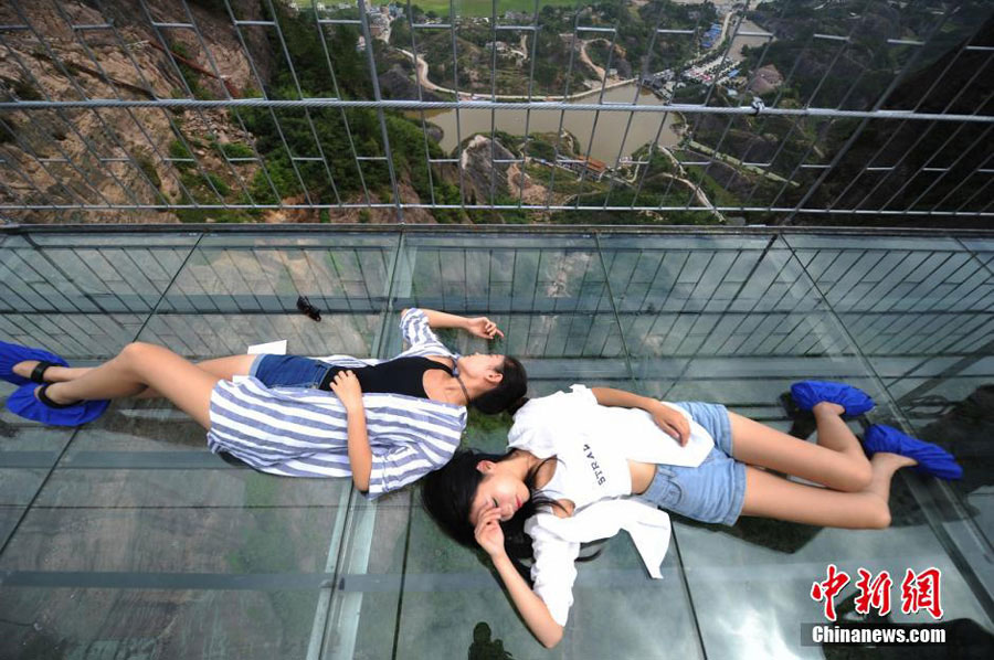 First Glass Suspension Bridge in China Opens to Visitors