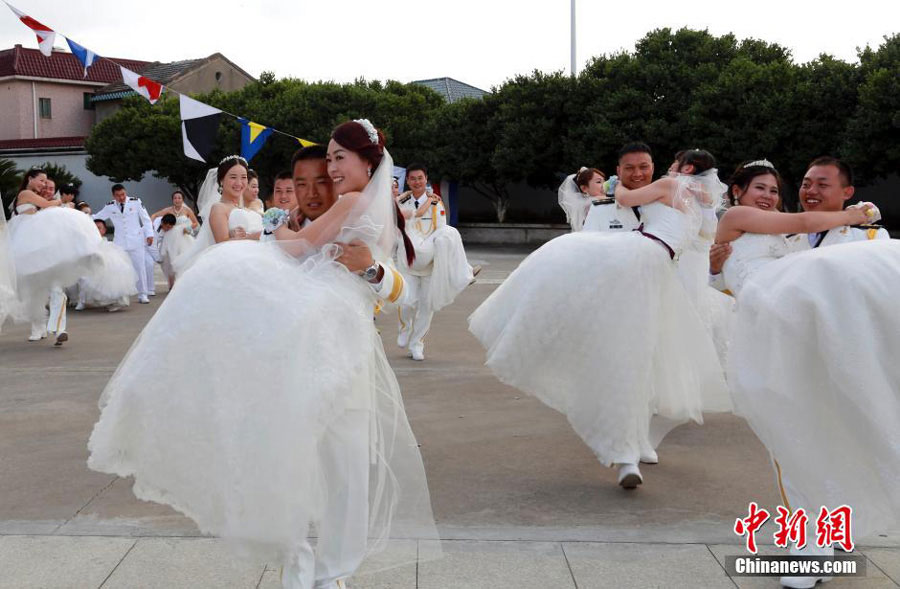 Chinese Navy Holds Group Wedding for Sailors