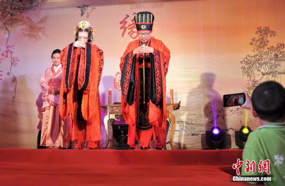 Traditional Han-style wedding held in Hebei