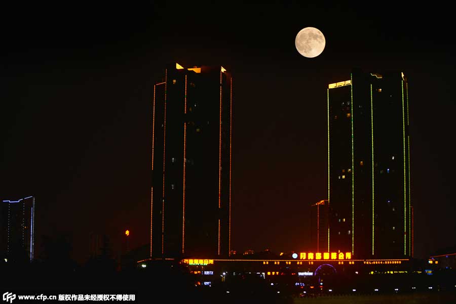 Biggest supermoon since 1998 seen across China on Sunday night