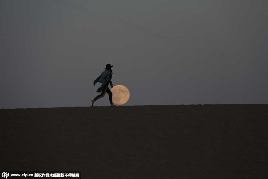 Biggest supermoon since 1998 seen across China on Sunday night