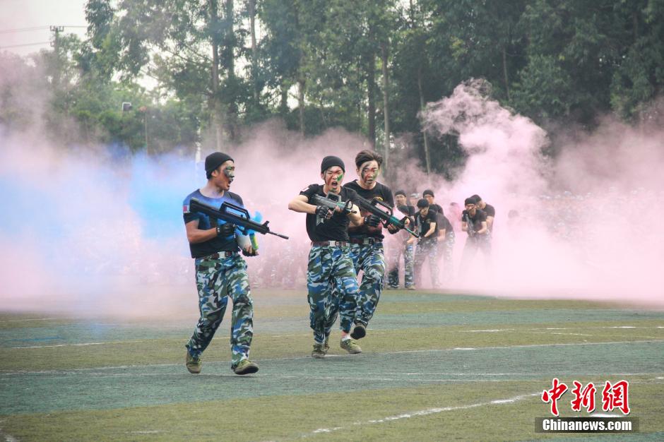 College freshmen give wonderful military skills performance