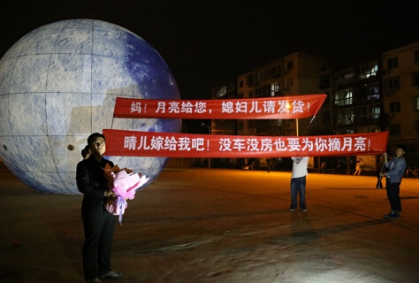 Chinese man proposes to girlfriend with a ‘moon’