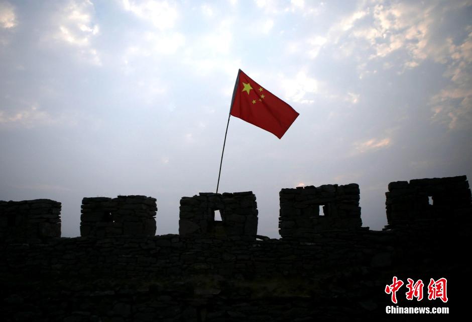 National flags hung on Great Wall to celebrate the National Day