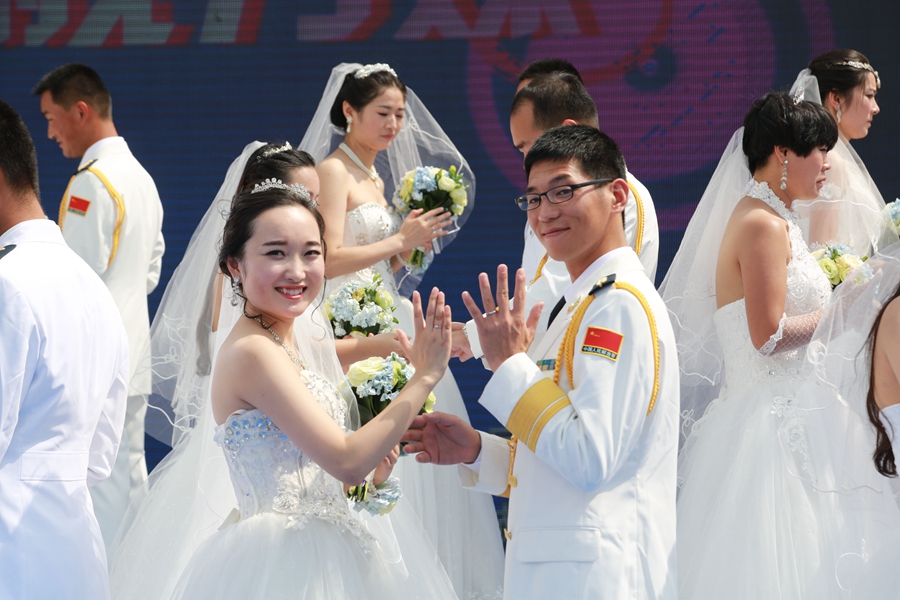 Group wedding ceremony held for 27 PLA soldiers