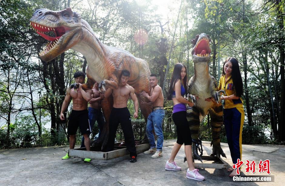 Beauties challenge muscle men in 'dinosaur lifting' contest