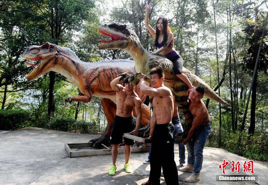 Beauties challenge muscle men in 'dinosaur lifting' contest