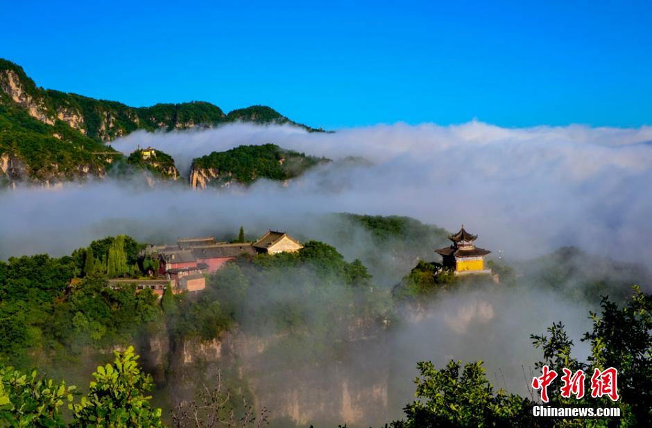 Picturesque autumn scenery of Kongtong Mountain