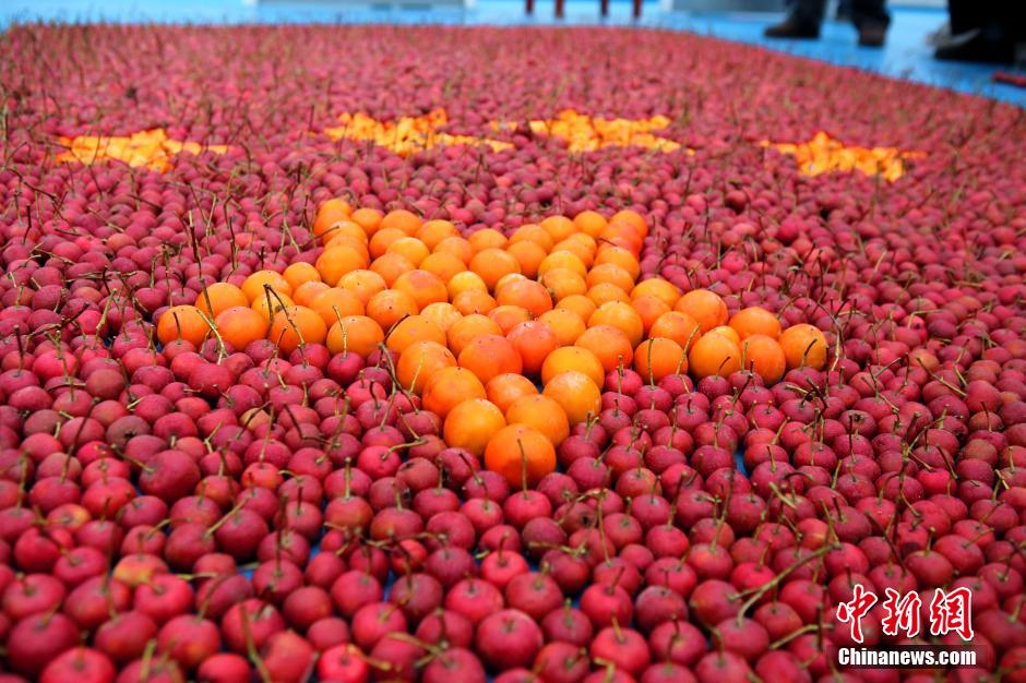 10,000 haws form national flag for birthday of mother China