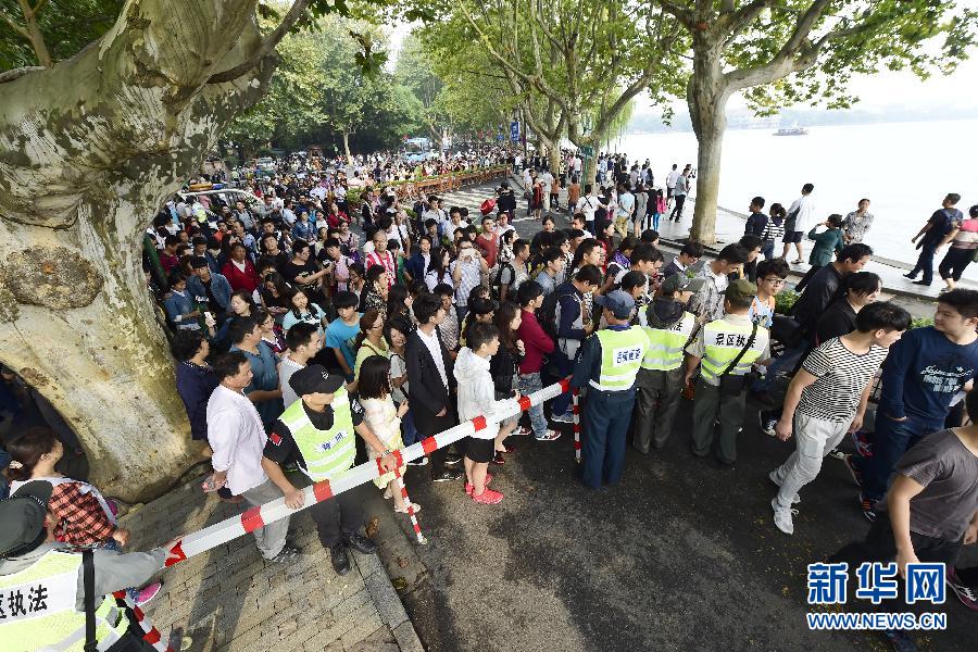 In pics: holiday crowds across China