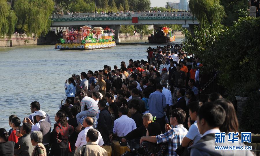 In pics: holiday crowds across China