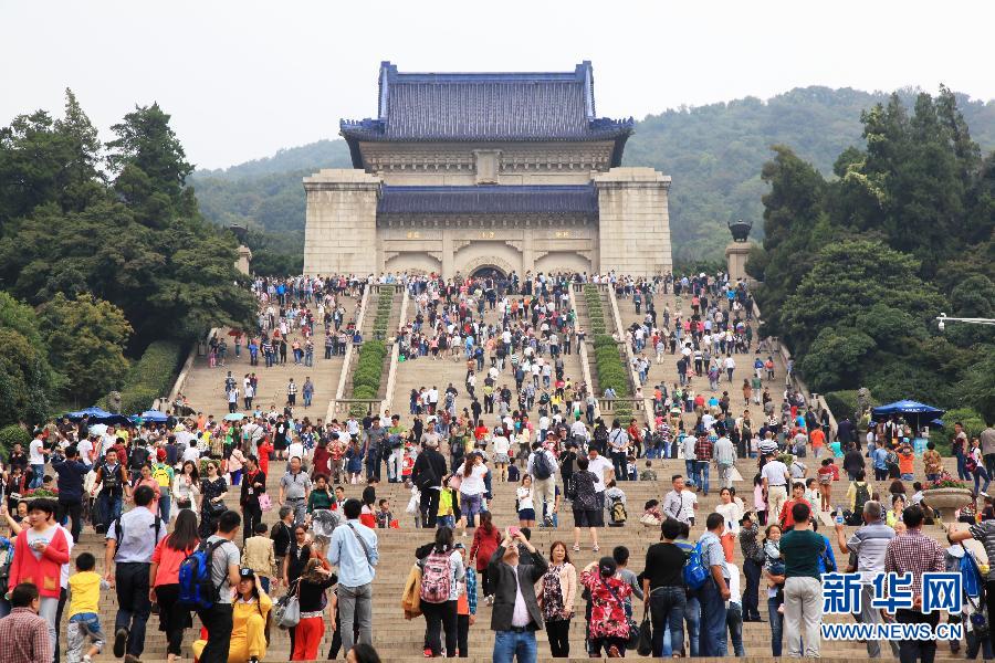 In pics: holiday crowds across China