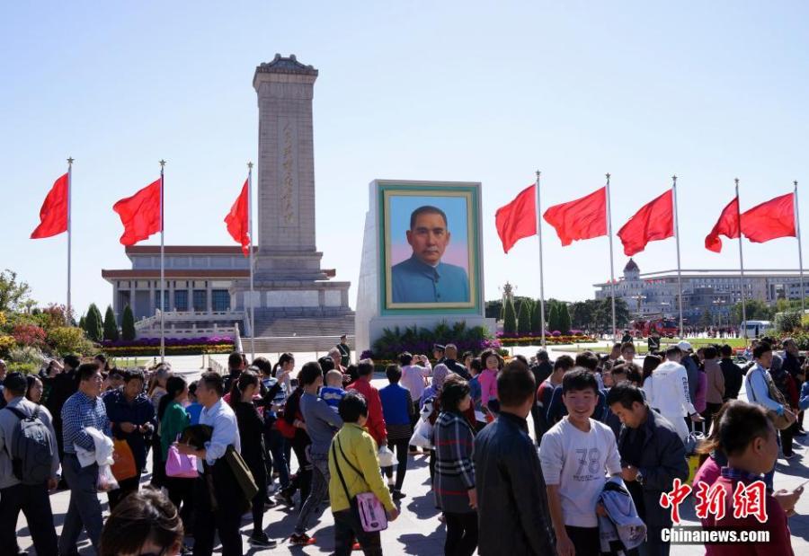 In pics: holiday crowds across China