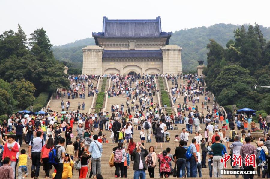 In pics: holiday crowds across China