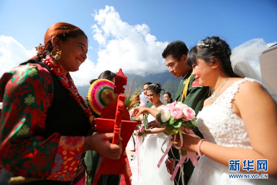 Tibet border soldiers attend group wedding with beloved ones