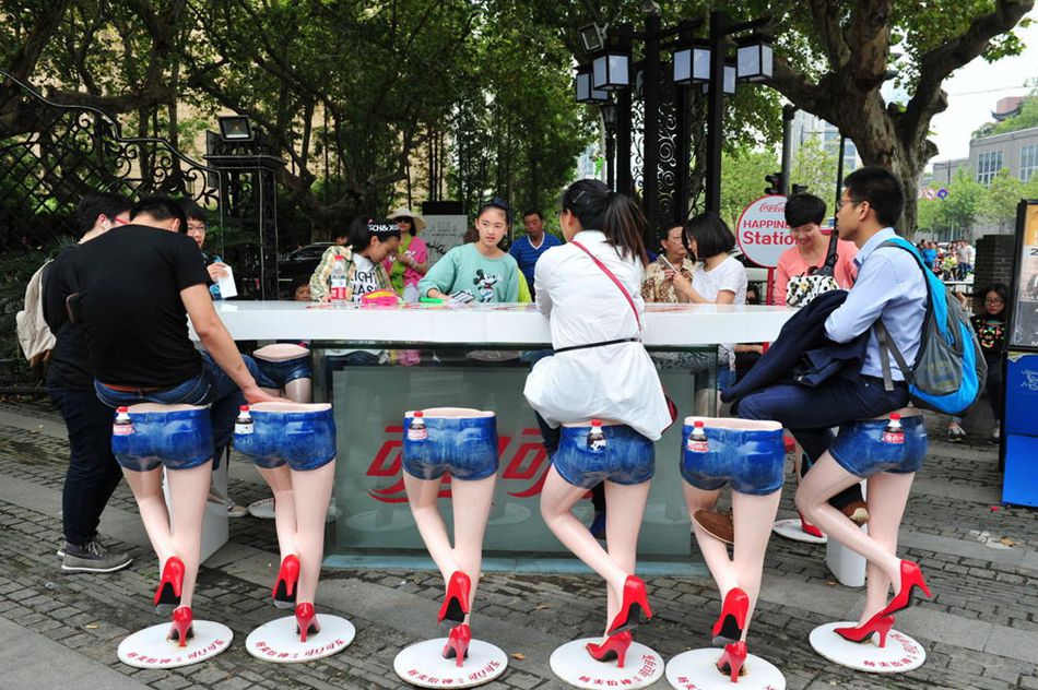 Sexy stools win favor of tourists in Nanjing