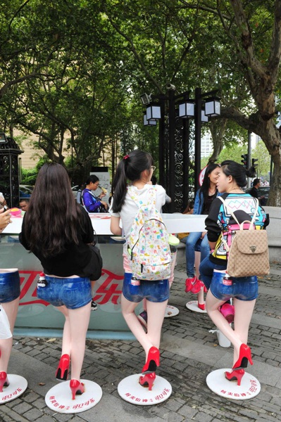 Sexy stools win favor of tourists in Nanjing