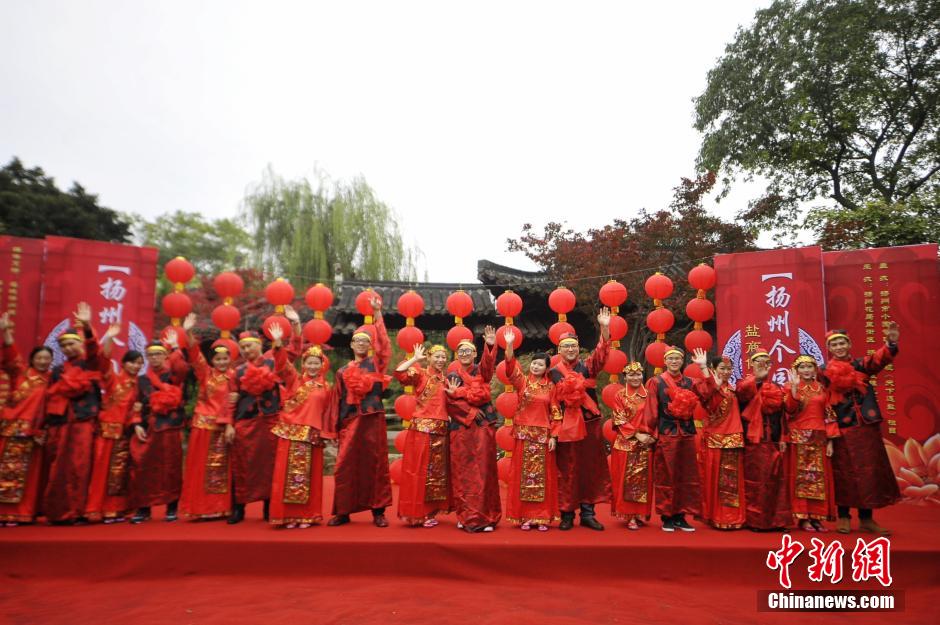 Couples experience traditional wedding for ancient salt merchants in E China