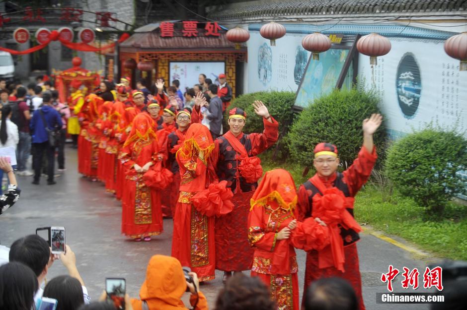 Couples experience traditional wedding for ancient salt merchants in E China