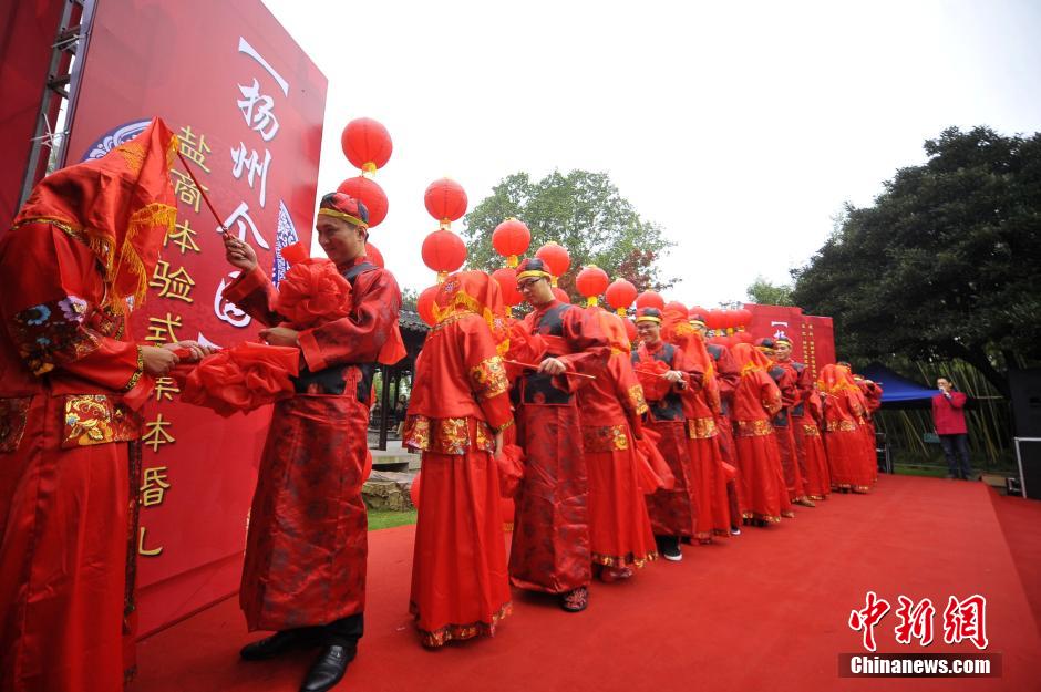 Couples experience traditional wedding for ancient salt merchants in E China