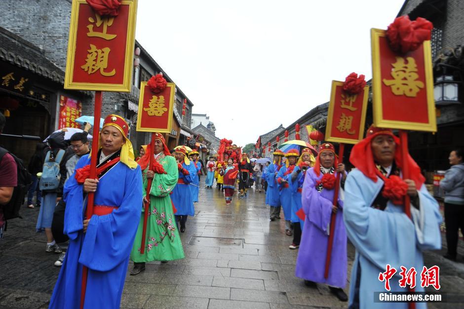 Couples experience traditional wedding for ancient salt merchants in E China